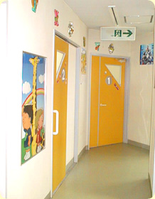 黄色のドアの隔離室